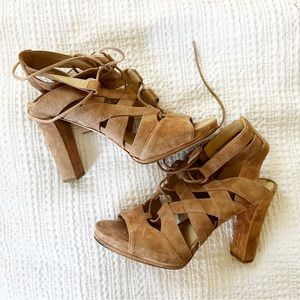 ✨NWOT✨Via Spiga Tan Heels